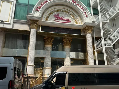 Công an thu giữ nhiều thùng tài liệu từ toà nhà thẩm mỹ viện Mailisa TP.HCM