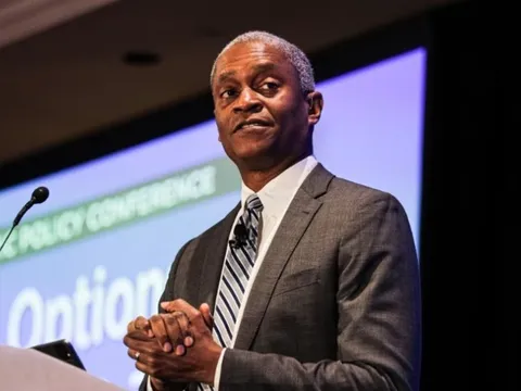 Quan chức ủng hộ không cắt giảm lãi suất bất ngờ tuyên bố rời Fed