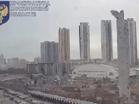 Khoảnh khắc kinh hoàng ở Moscow: Khu trượt tuyết khổng lồ đổ sập, khói bụi nuốt trọn bãi xe!