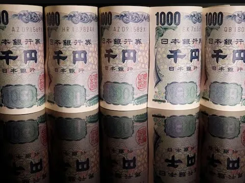 Đồng yên Nhật chạm mức thấp kỷ lục so với euro khi Thủ tướng ủng hộ chính sách tăng lãi suất thận trọng