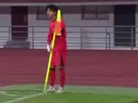 Thua Việt Nam, cầu thủ Trung Quốc nhận “bão chỉ trích” khi giật phăng cả cột cờ phạt góc