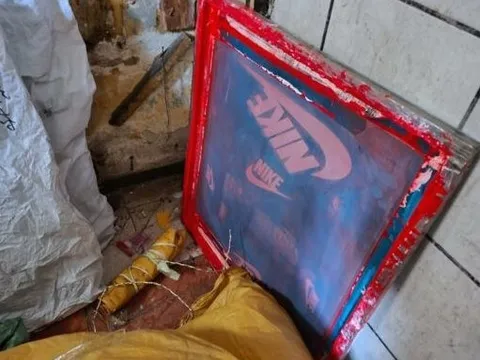 Đột kích một trung tâm mua sắm sầm uất, cảnh sát thu giữ loạt sản phẩm nhái thương hiệu Nike, Puma, quần áo, máy khâu,... số lượng lớn, tổng giá trị hơn 14 tỷ đồng