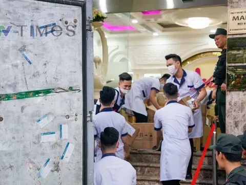 Công an làm việc suốt 8 tiếng ở Thẩm mỹ viện Mailisa Hà Nội, hàng chục thùng carton được chuyển ra