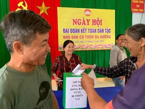 Chung tay ủng hộ đồng bào bão lũ trong ngày hội đoàn kết dân tộc ở xã miền núi Đà Nẵng