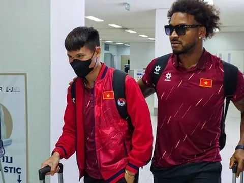 Xuân Son gây sốt với mái tóc xoăn bồng bềnh tại Lào