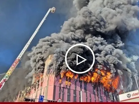 Ngọn lửa khổng lồ nuốt chửng kho hàng thời trang Hàn Quốc