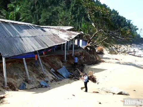 Chùm ảnh: Bãi biển tuyệt đẹp ở Huế bị sóng dữ “xóa sổ” chỉ sau một đêm