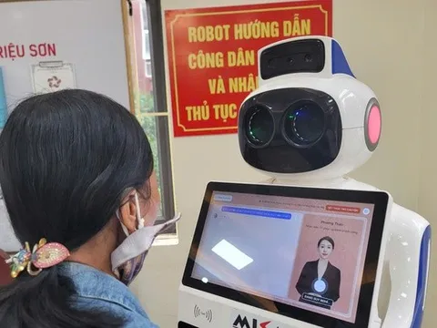 Robot “trợ lý ảo” vào UBND xã: Giảm tải việc cho cán bộ, tiện lợi cho người dân