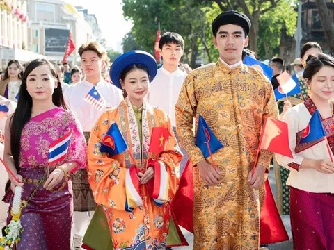 Rực rỡ sắc màu Việt phục trong ngày hội “Bách Hoa Bộ Hành”