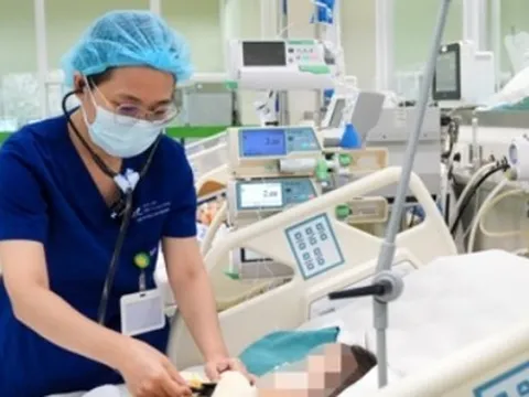 Bé 2 tuổi suy hô hấp nặng vì uống nhầm dầu thắp