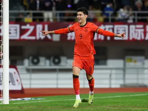 Trung Quốc lập kỳ tích trước Hàn Quốc, vẫn bị fan nhà mỉa mai: "Trọng tài nào bắt đấy?"