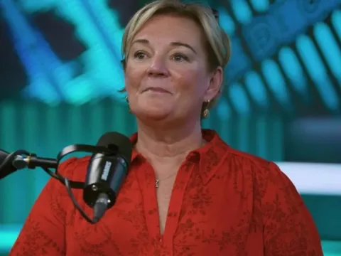 11 tuổi làm 'trụ cột' gia đình, bán hàng rong lẫn rửa bát thuê kiếm sống, người phụ nữ 'không chịu thua số phận' trở thành triệu phú nước hoa nức tiếng