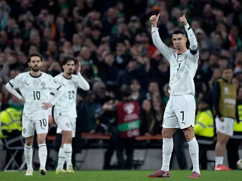 HLV Tuchel cảnh báo cầu thủ Anh: Đừng bị đuổi như Ronaldo