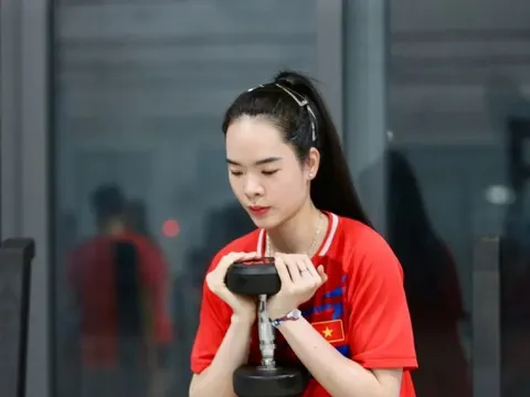 Các "chân dài" bóng chuyền nữ Việt Nam rèn thể lực ở Vĩnh Long