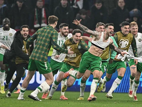 Parrott từ gã phiêu bạt giang hồ đến cú hat-trick điên rồ đưa Ireland sống lại giấc mơ World Cup