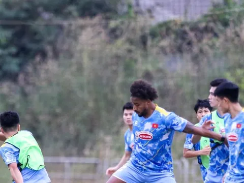 Nguyễn Xuân Son báo tin cực vui với HLV Kim Sang-sik trước trận gặp Lào