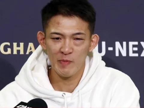 Bị nhà vô địch Muay Thái đánh sưng mặt, cao thủ Nhật Bản bật khóc vì con trai