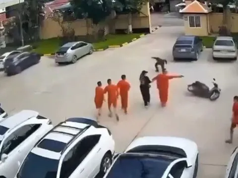 Phạm nhân chĩa súng bỏ trốn ngay trước tòa án ở Campuchia