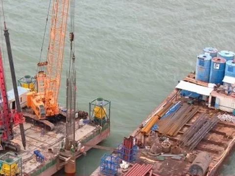 Tấp nập thi công cầu đường vượt biển dài nhất Việt Nam