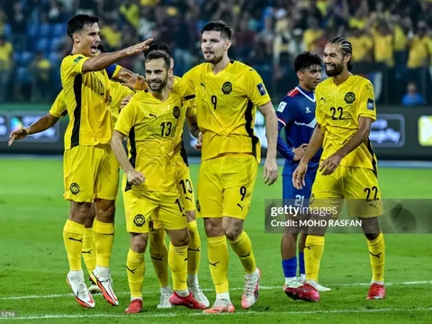 HLV tuyển Malaysia "cạn lời", đánh trống lảng khi bị hỏi về 7 cầu thủ nhập lậu