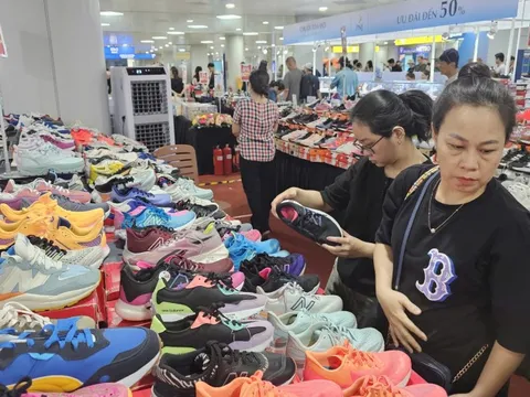 Cuối năm, người dân TP.HCM 'săn' hàng hiệu giảm giá đến 80% ở đâu?