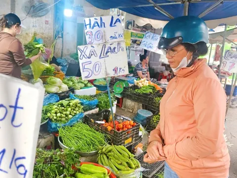 Giá rau, củ quả vọt lên như thời... COVID-19