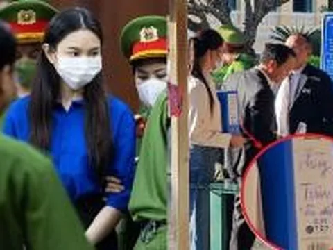 Phiên toà xét xử Thuỳ Tiên: Hoa khôi Thuý Vi mang đến 1 chiếc hộp, bên trên có dòng chữ khiến ai nhìn cũng thấy cay đắng