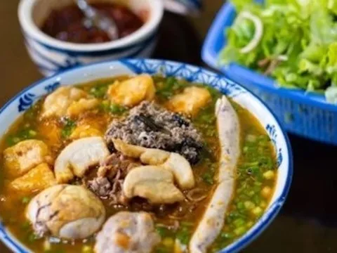 Rau gia vị đắt hơn thịt, chủ quán bún phở rập rình tăng giá để bù lỗ