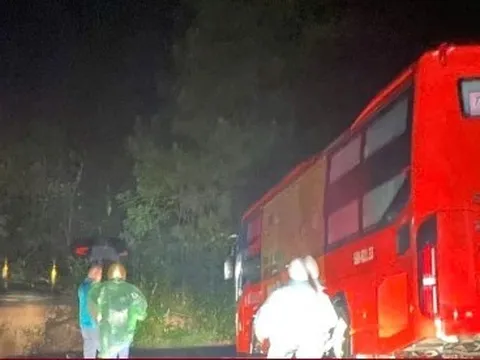 Đèo Mimosa ở Lâm Đồng đứt gãy làm đôi, xe khách 45 chỗ dừng ngay trước miệng vực