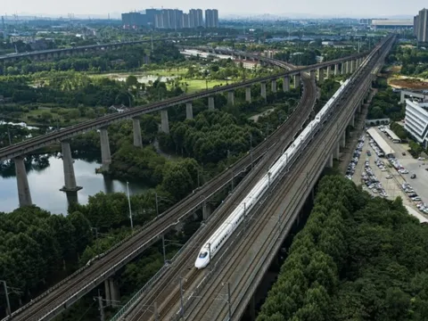 Chưa từng có: Đường sắt cao tốc 350 km/h đi xuyên hang động, hàng trăm cột đá sắc nhọn được AI đào hầm, sắp thay đổi hoàn toàn công nghệ xây dựng