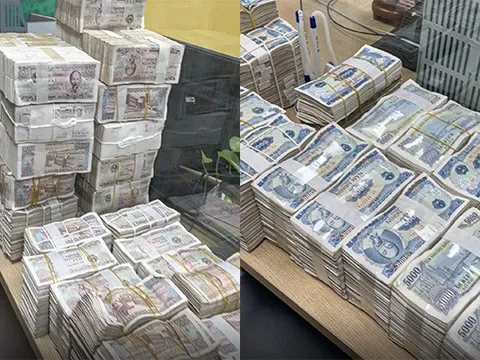 Khách mang đầy một bàn tiền lẻ đi mua ô tô ở Lạng Sơn: Tổng số tiền gây "choáng"