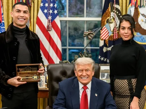 Ronaldo cùng vợ sắp cưới cực tình tứ khi tới Nhà trắng dự tiệc cùng Tổng thống Donald Trump
