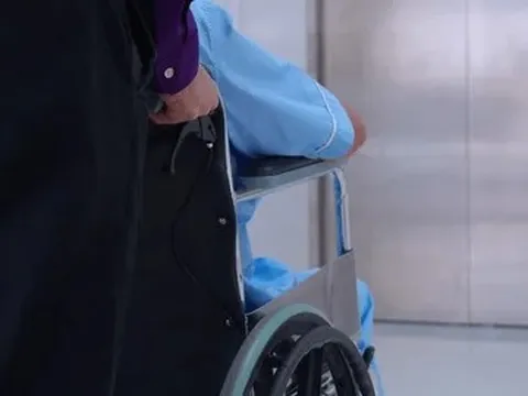 Thanh niên 22 tuổi chân 'mềm nhũn', không đứng dậy nổi sau một đêm: Bác sĩ hé lộ 'thủ phạm' bất ngờ