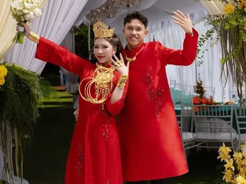 Tiền vệ tuyển Việt Nam cùng chủ tiệm vàng trích tiền mừng cưới ủng hộ miền Trung