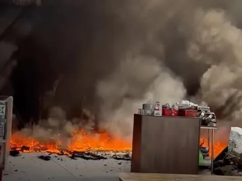 Hà Nội: Khói đen cuồn cuộn sau tiếng nổ trong khu ẩm thực gần cầu Long Biên