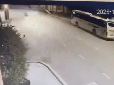 Lời kể nhân chứng vụ Mercedes Maybach phóng như bay tông vào xe khách đỗ ven đường