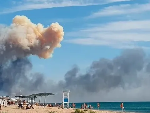 Loạt vụ nổ rung chuyển Crimea, Nga phóng "bão" tên lửa