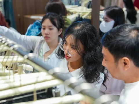 Chưa tới Black Friday, nhiều cửa hàng đã khuyến mãi 50-70% để hút khách