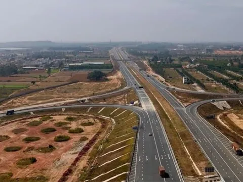 Đột kích 15 địa điểm, triệt phá đường dây làm giả giấy tờ chiếm đoạt đất công, tịch thu vàng thỏi trị giá hơn 2 tỷ đồng cùng hơn 4 tỷ đồng tiền mặt, phong tỏa 22 tỷ đồng cổ phiếu