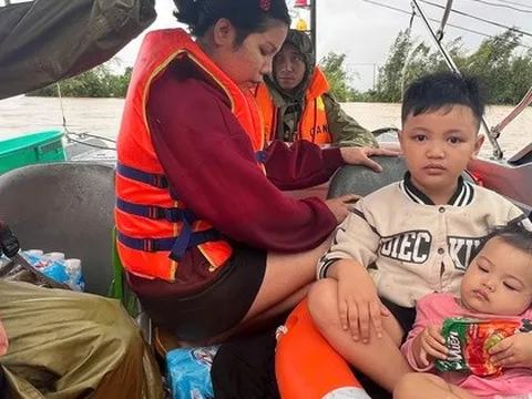 CLIP: Cận cảnh dỡ từng mái tôn, viên ngói cứu người dân trong lũ dữ