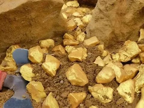 Phát hiện 150 tấn vàng trị giá hơn 120.000 tỷ đồng, cảnh sát lập tức phong tỏa khu vườn của một nông dân