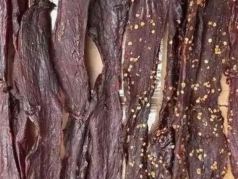 Đột kích nhà máy bí ẩn trên núi, cảnh sát triệt phá đường dây làm thịt bò khô từ vịt: Giá rẻ gấp 6 lần vốn, thu tới 36 tỷ/tháng