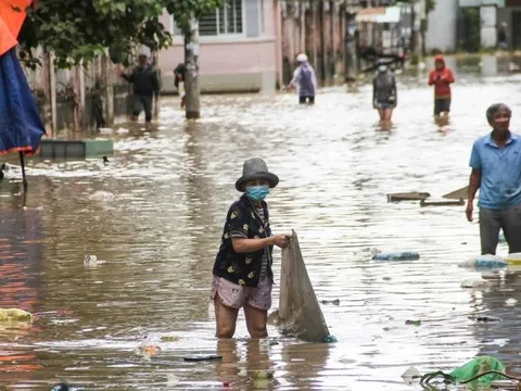 Mưa lũ làm 85 người chết và mất tích, người dân đang cần thuốc men, hoá chất