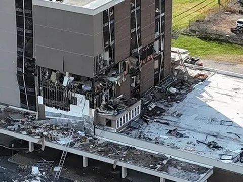 Nổ "kinh hoàng" ở chung cư người cao tuổi của Mỹ, người khuyết tật khổ sở thoát thân