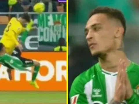 Antony xin lỗi sau khi tung người móc bóng trúng mặt đối thủ