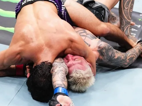 Arman Tsarukyan giành chiến thắng Submisson mãn nhãn trước Dan Hooker