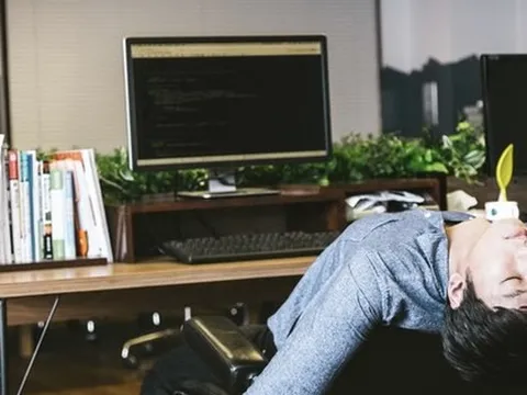 “Cơn đau đầu” mới của Hàn Quốc: Đi làm xa nhất thế giới khiến nhân viên “tắt cảm xúc”, doanh nghiệp mất năng suất