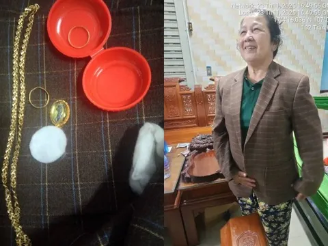 Tìm lại chủ nhân cho số vàng để quên trong túi áo ủng hộ bà con lũ lụt