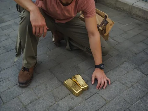 Phát hiện thỏi vàng hơn 2 kg trị giá gần 7,4 tỷ đồng trên đường khi đang đi ship hàng