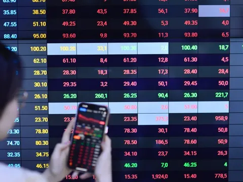 Thiệt hại do lũ lụt, thiên tai: Một nhóm cổ phiếu 'đau đầu', dòng tiền sẽ dịch sang nhóm nào?